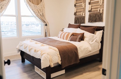 Daybreak House | Discover Relaxation with Rooftop Hot Tub in Daybreak