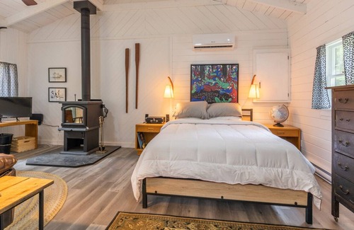 Kemptville Cabin | Discover Serenity at Our Sovereign Cabin with Lake Views