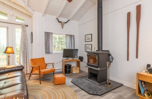 Kemptville Cabin | Discover Serenity at Our Sovereign Cabin with Lake Views