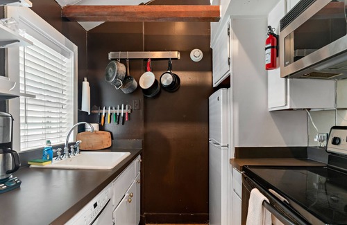 Historic Downtown Savannah Cottage | Experience Savannah with Pet-Friendly Amenities and a Courtyard