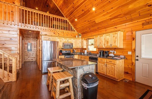 Almond Cabin | Scenic Lake Fontana Cabin - Pet Friendly with Spa & Hot Tub