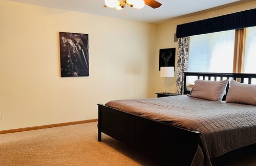 Madras House | Relax in Nature with Mountain Views & Home Gym Access