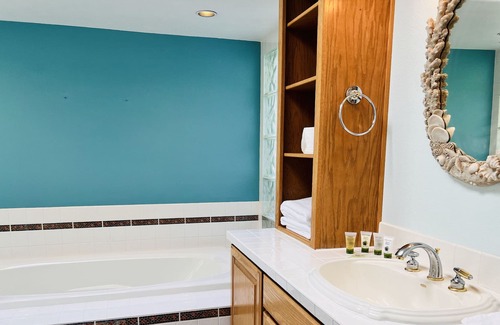 Madras House | Relax in Nature with Mountain Views & Home Gym Access