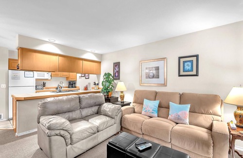 Lincoln City Condo | Oceanfront Retreat with Beach Access at Siletz Bay