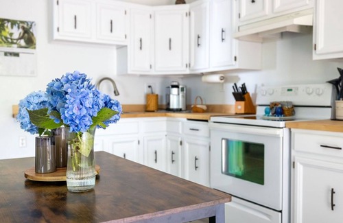 Sitka Apartment | Serene Apartment with Ocean & Mountain Views near Trails