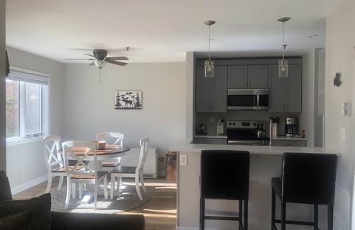 Stratton Mountain Condo | Renovated Stratton Mtn Resort Condo with Pool & Spa