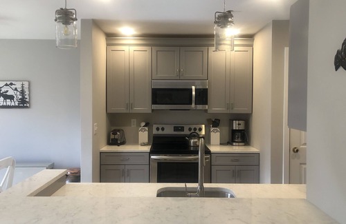 Stratton Mountain Condo | Renovated Stratton Mtn Resort Condo with Pool & Spa