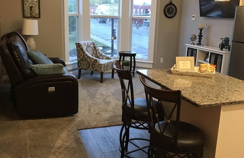 Iola Apartment | Discover the Lofts-Wheeler Suite with Breakfast & Kitchen