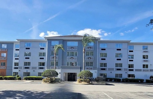 West Kissimmee House | Experience The Magic of Orlando- 2 Rooms W/Free Shuttle, 5 Pools, and Breakfast
