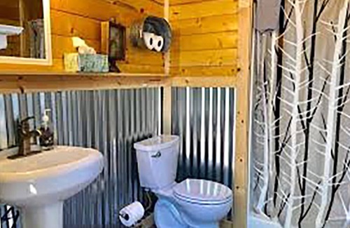 Alton Cabin | Discover the Wild West with Kitchen Amenities!