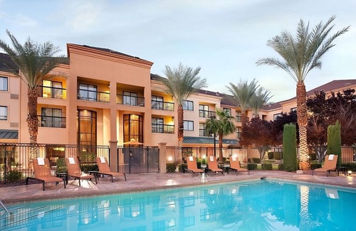 Las Vegas Hotel | Discover the Exciting Las Vegas Strip with Pool & Jacuzzi