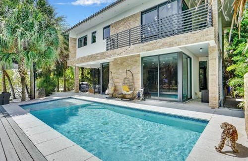 Northeast Miami Villa | Discover Comfort in Our Stylish Balinese Waterfront Home