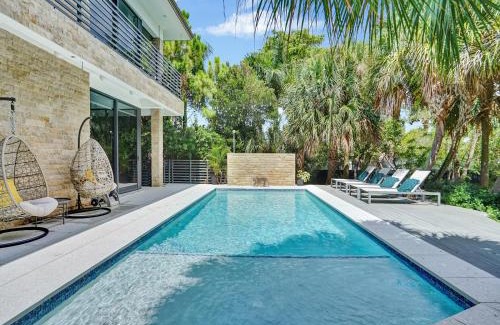 Northeast Miami Villa | Discover Comfort in Our Stylish Balinese Waterfront Home