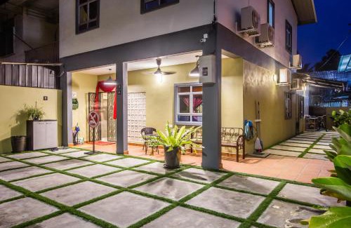 Benggali House | Discover 5BR Gardenhouse Retreats with Free Parking