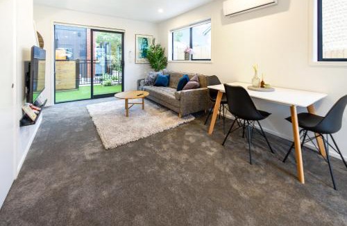 Addington Apartment | Discover Addington CBD: 1-Bedroom with Carpark Access