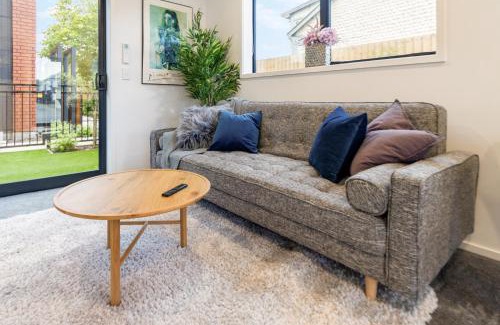 Addington Apartment | Discover Addington CBD: 1-Bedroom with Carpark Access