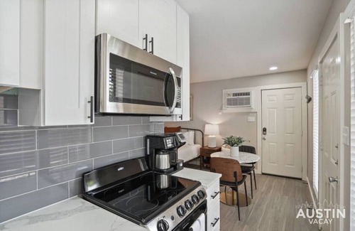 Hyde Park Apartment | Discover Austin Vibes | Studio Steps from Guadalupe Street