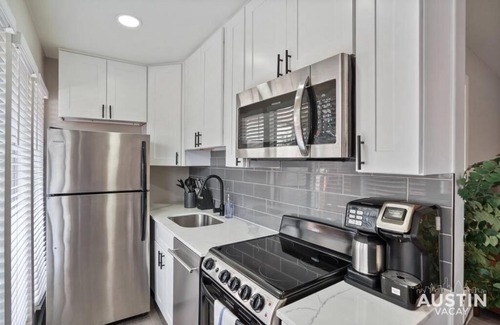 Hyde Park Apartment | Discover Austin Life Studio: Pet-Friendly Near Guadalupe St