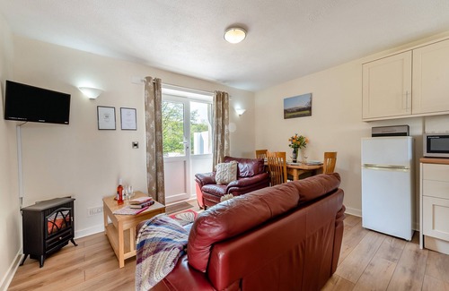 Pentrefelin Cottage | Experience Market Towns with Spa & Hot Tub Amenities