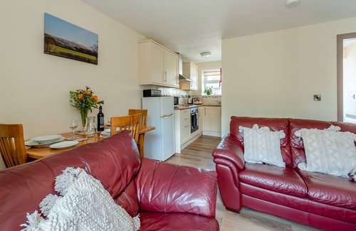 Pentrefelin Cottage | Experience Market Towns with Spa & Hot Tub Amenities