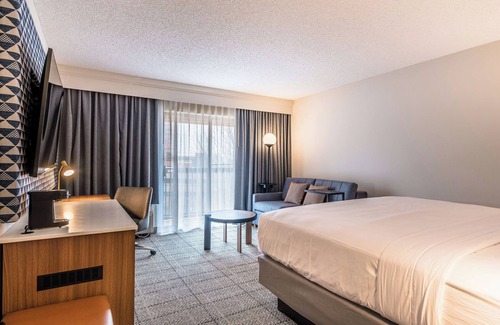 Richardson Hotel | Discover Unique Culture with Pool & Pet-Friendly Options