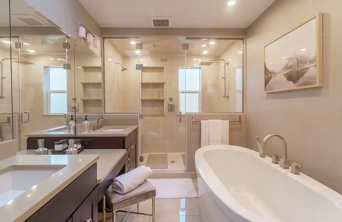 Paine Field-Lake Stickney House | Discover Seattle: Your Ideal Family-Friendly Escape Awaits!