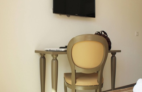 Eguilles Hotel | Discover Eguilles, France: Pet-Friendly Stay with Pool