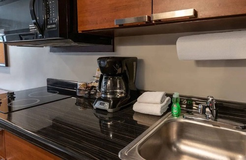 Shakopee Hotel | Explore Shakopee: Room with Full Kitchen Near Landscape Arboretum