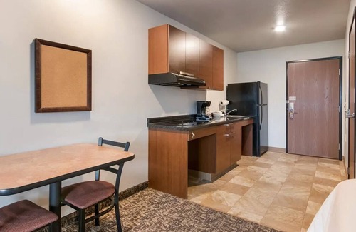 Shakopee Hotel | Explore Shakopee: Room with Full Kitchen Near Landscape Arboretum