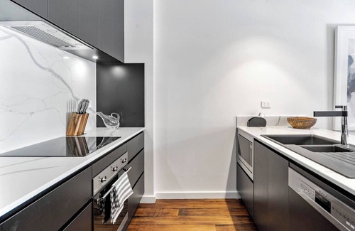 Hobart Central Business District Apartment | Discover Saddlers House: City View & Cafe Lifestyle Stay