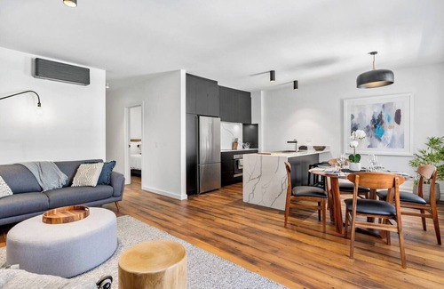 Hobart Central Business District Apartment | Discover Saddlers House: City View & Cafe Lifestyle Stay
