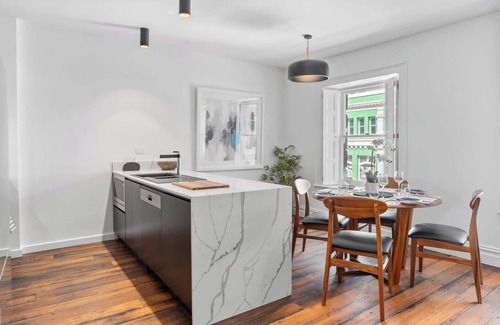 Hobart Central Business District Apartment | Discover Saddlers House: City View & Cafe Lifestyle Stay