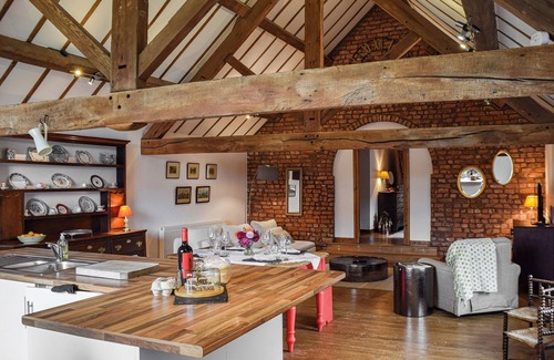 Nantwich Cottage | Discover Nantwich's Historic Charm & Family-Friendly Amenities