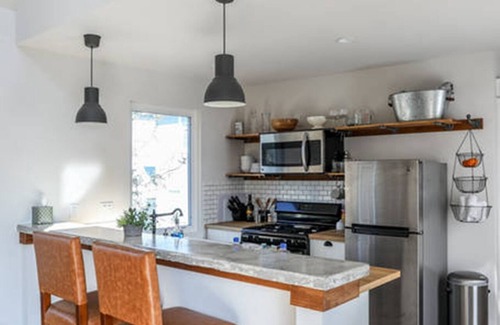Chestnut House | Experience Downtown Austin: 9.8 Rated Upper Flat Getaway
