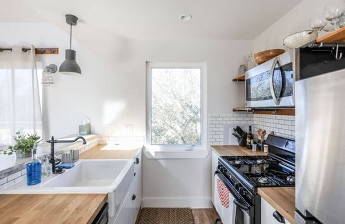 Chestnut House | Experience Downtown Austin: 9.8 Rated Upper Flat Getaway