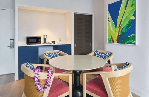 Diamond Head - Kapahulu - St. Louis Hotel | Explore Waikiki: Quiet Stay Near Iconic Beaches & Attractions! Kitchenette, Pool