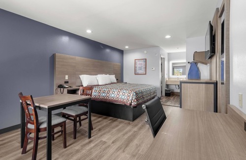 Bridge City Hotel | Comfortable Stay at Express Inn and Suites with Spa & Breakfast