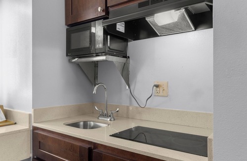 Bridge City Hotel | Comfortable Stay at Express Inn and Suites with Spa & Breakfast