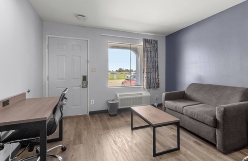 Bridge City Hotel | Comfortable Stay at Express Inn and Suites with Spa & Breakfast