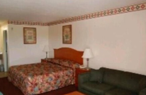 Bridge City Hotel | Comfortable Stay at Express Inn and Suites with Spa & Breakfast