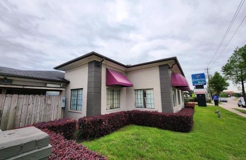 Southeast Houston Hotel | Convenient Stay at Express Inn Hobby Airport with Family Amenities