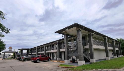Southeast Houston Hotel | Convenient Stay at Express Inn Hobby Airport with Family Amenities