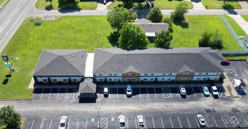 Parsons Hotel | Pet-Friendly Express Inn Parsons with Oceanfront Pool
