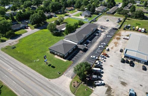 Parsons Hotel | Pet-Friendly Express Inn Parsons with Oceanfront Pool