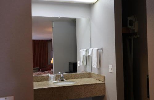 West Eugene Hotel | Family-Friendly Express Inn & Suites in Eugene