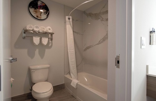 Woodlake - Briar Meadow Hotel | Inviting Express INN & Suites: Spa, Breakfast & Family Friendly