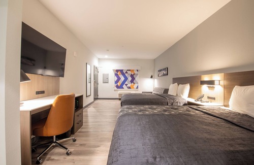 Woodlake - Briar Meadow Hotel | Inviting Express INN & Suites: Spa, Breakfast & Family Friendly