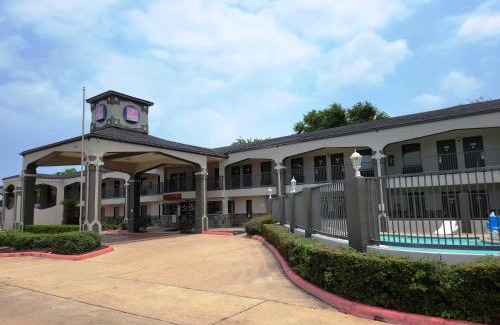 Tomball Hotel | Budget-Friendly Express Inn Tomball with Pool & Ocean View