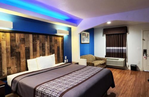 Tomball Hotel | Budget-Friendly Express Inn Tomball with Pool & Ocean View