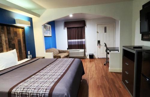 Tomball Hotel | Budget-Friendly Express Inn Tomball with Pool & Ocean View